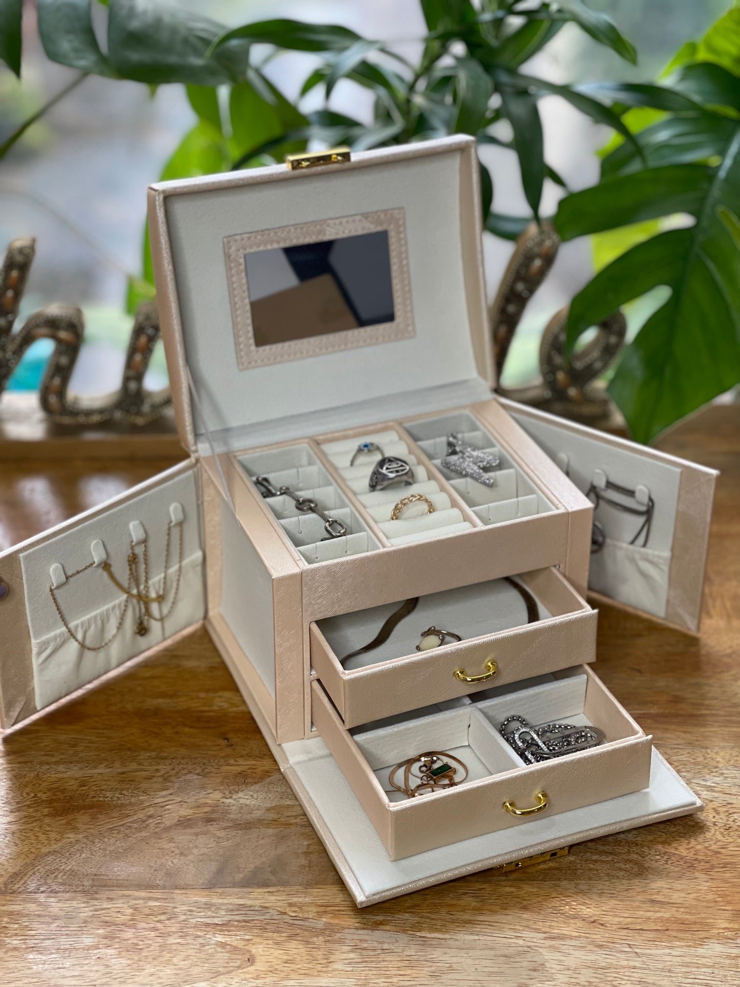 Maharani Jewellery Box (With Lock System)