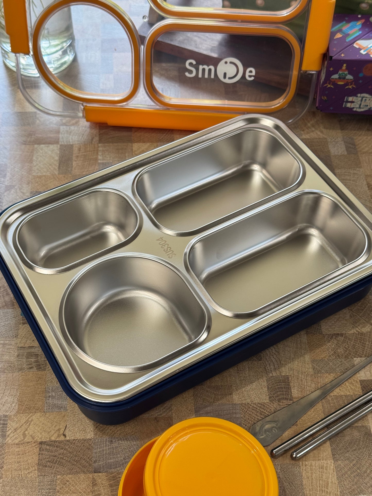 Four Portion Bento Lunch Box (Leak-resistant)