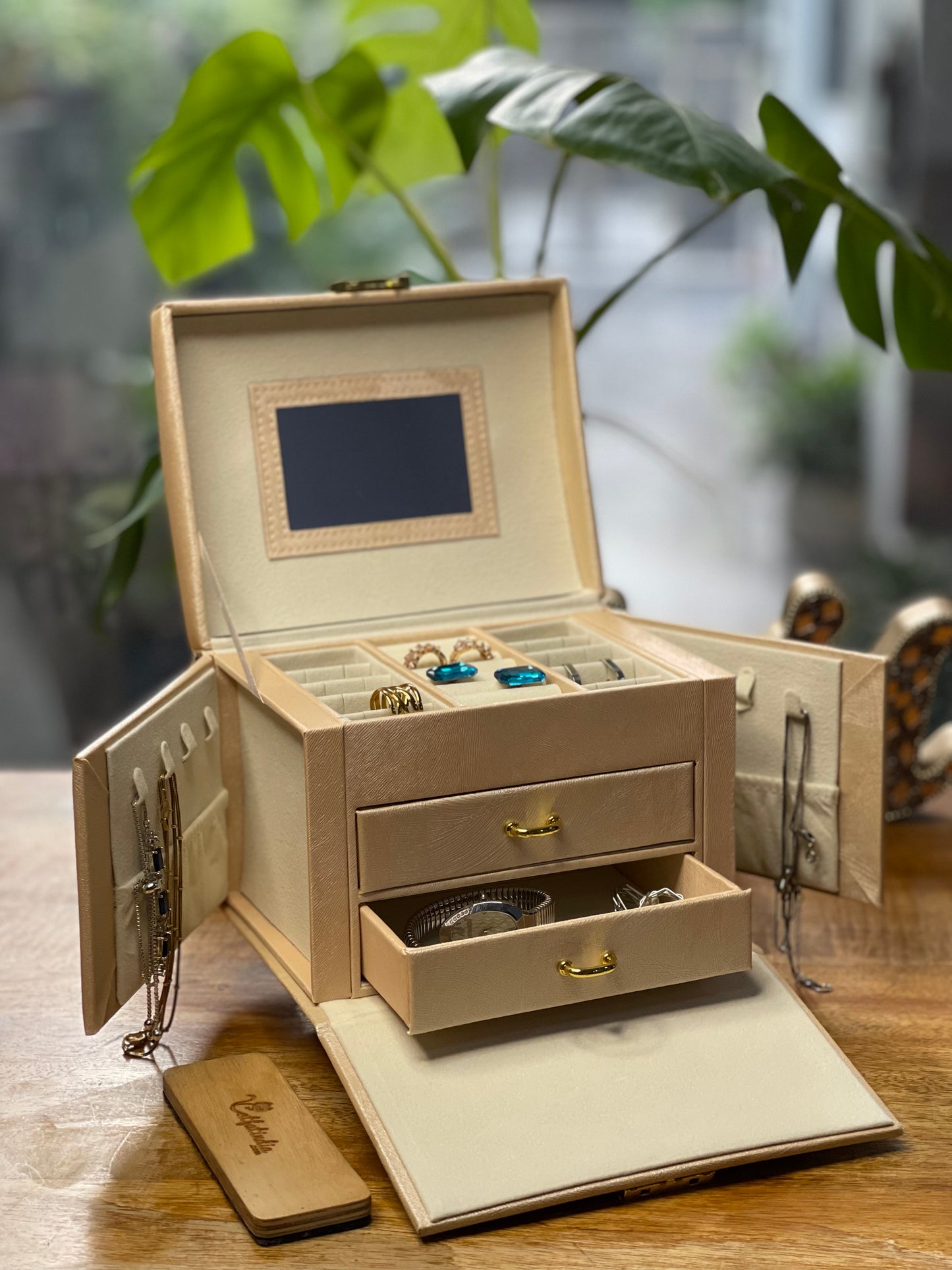 Maharani Jewellery Box (With Lock System)