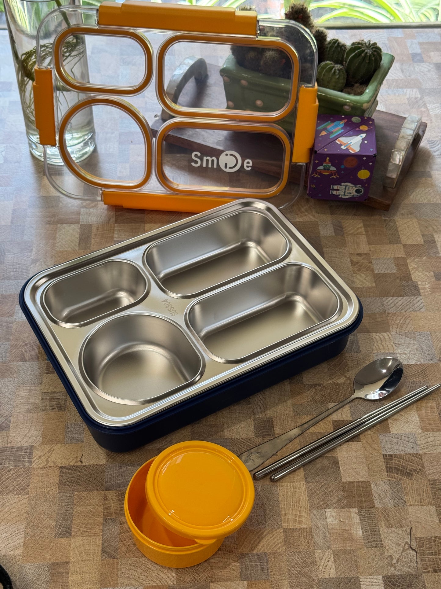 Four Portion Bento Lunch Box (Leak-resistant)