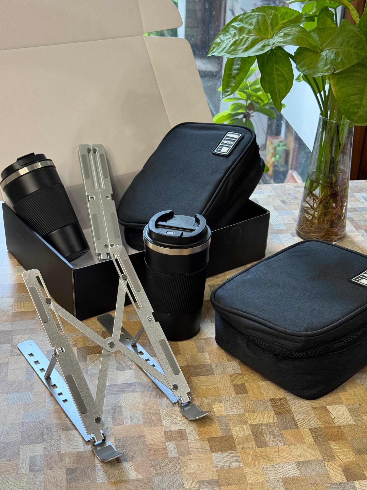 Tech-Savvy Hamper (FREE PERSONALISED NAME ON COFFEE FLASK)